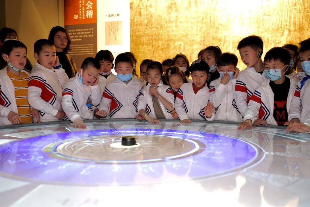 “余韵研学”暑期研学热 青少年在禹上生态文明教育馆探秘“净水魔法”
